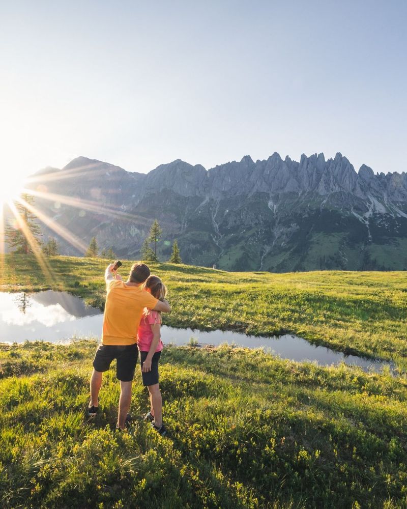Wandern am Hochkönig mit Blick auf die Berggipfel
